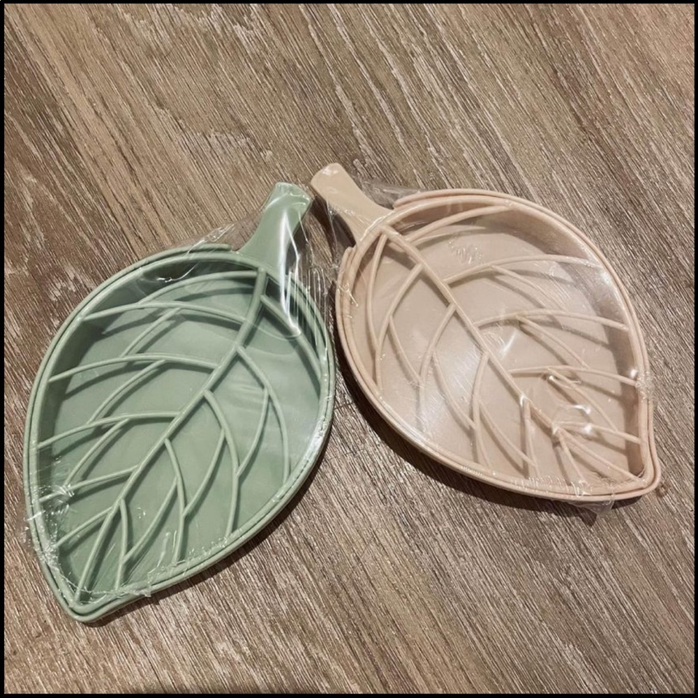 Leaf-shaped soap bar holder with draining tray